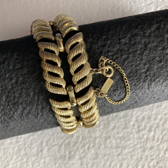 HOST PICK Vintage Monet Gold Tone Bracelet - Picture 3 of 9